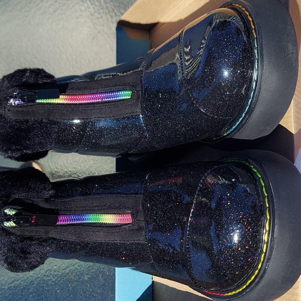NEW TOMS Mallow Puffer Black Rainbow Glittery Unity Boot 7 Faux Fur
